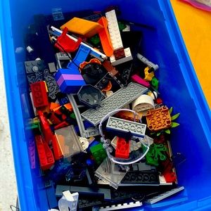 Lego bin 6lbs of Lego